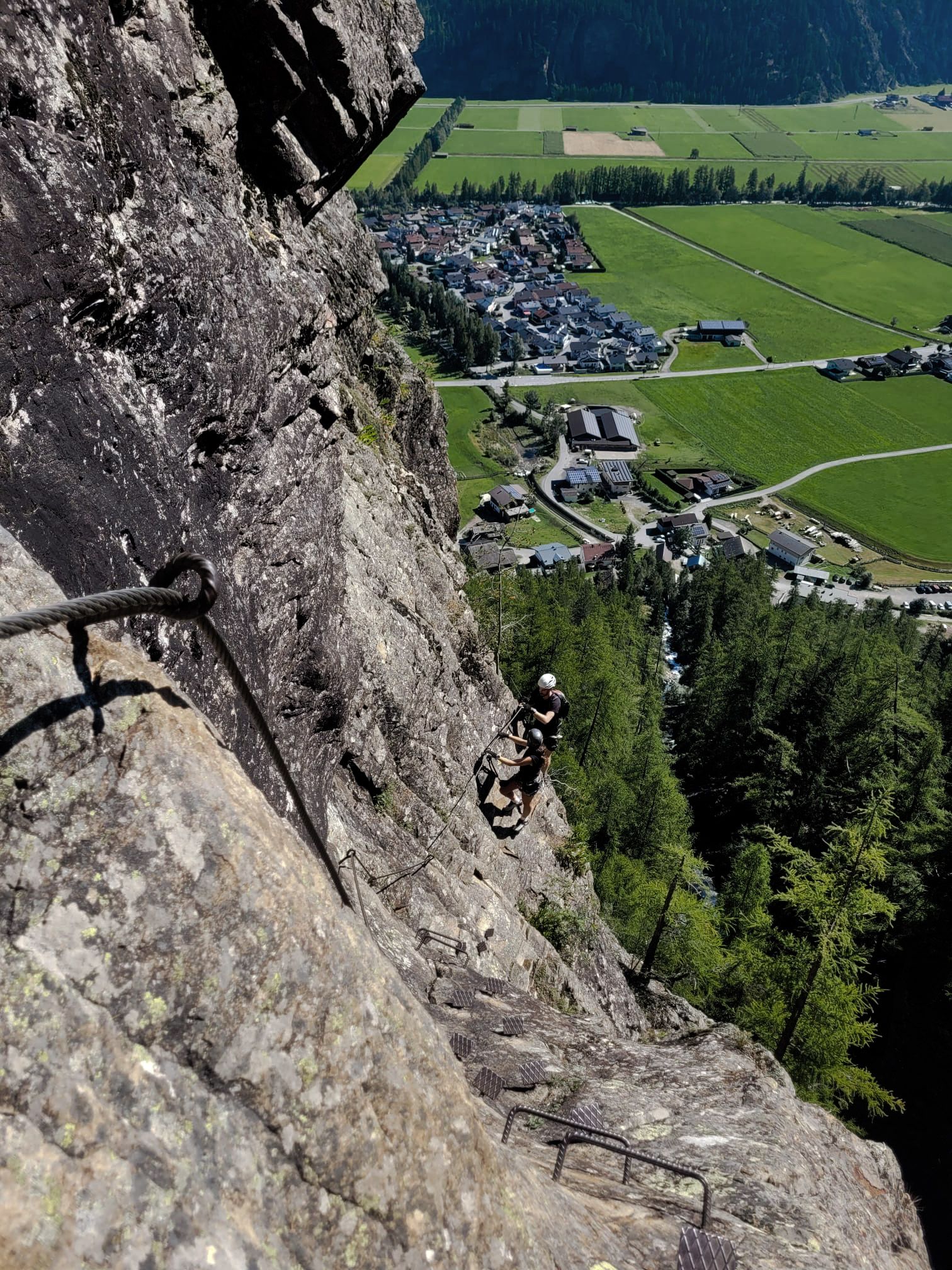 Trittstift am Klettersteig Lehner Wasserfall mit Tiefblick ins Tal