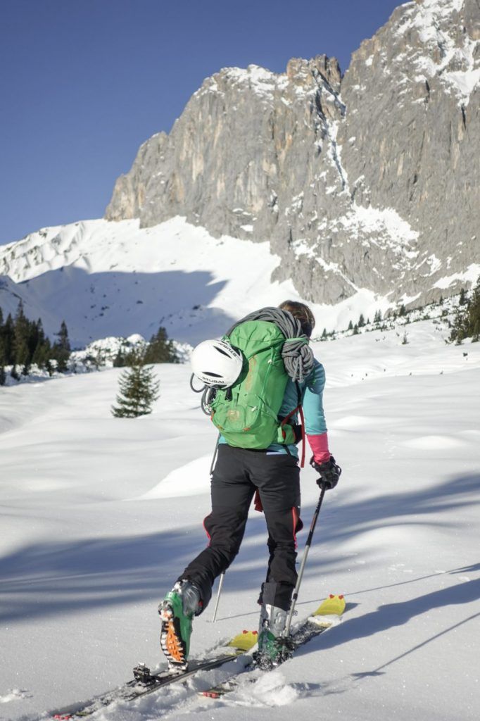 Ski tourers on their way to the Schüsselkar in the Wetterstein Mountains