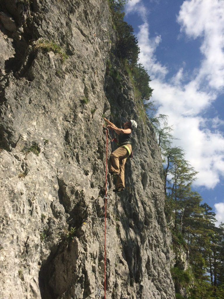 Kletterin im Klettergarten Bärenkopf oberhalb von Maurach