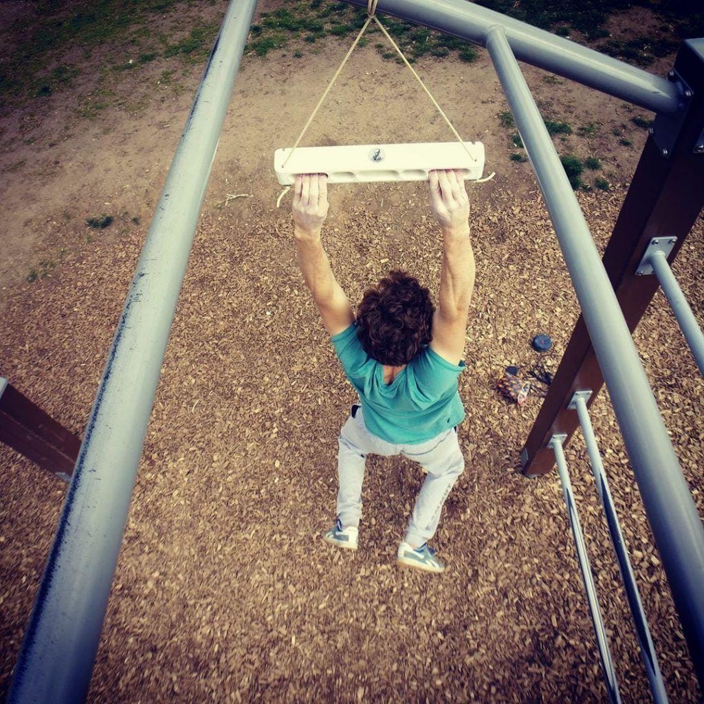 Alex Wurm is training on a portable hangboard