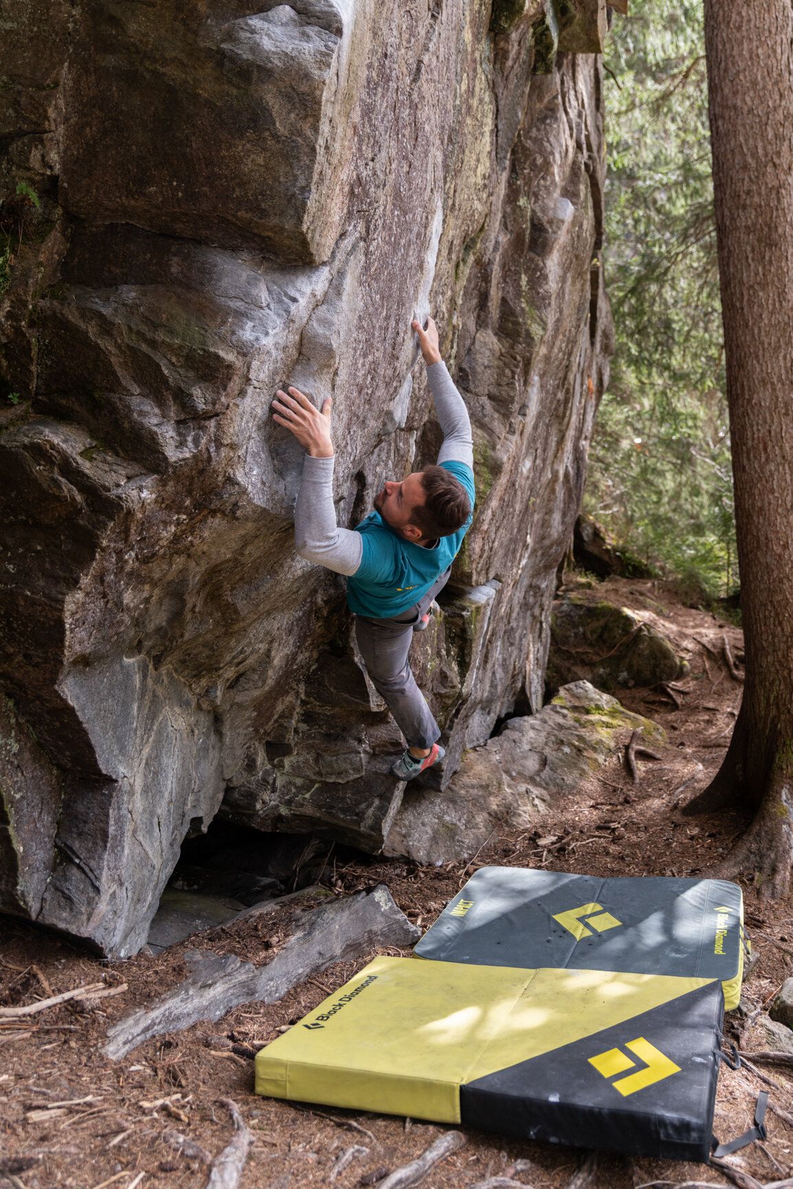 Boulderer mit Matten am Fels