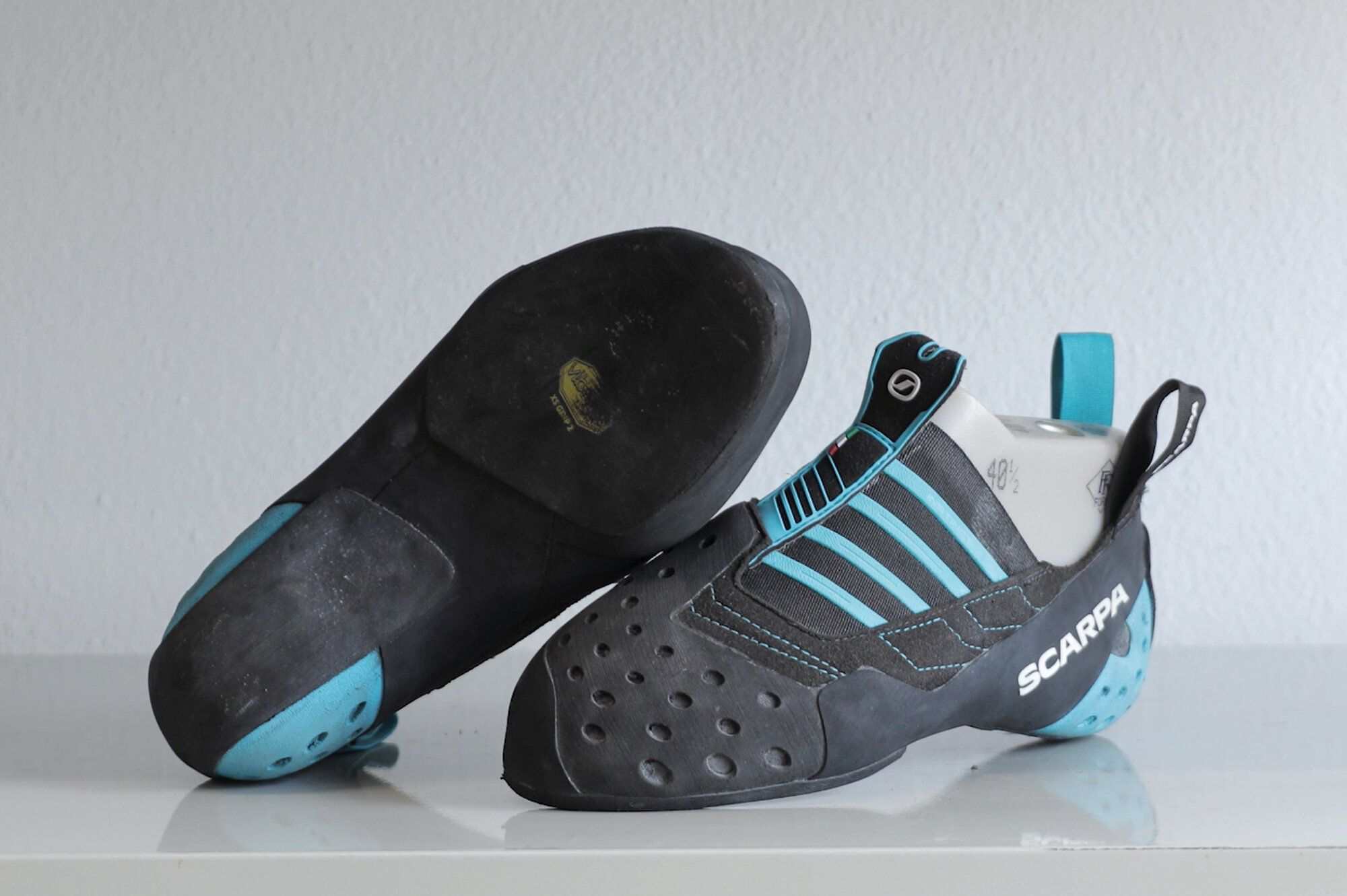 Vorher-Bild alter Kletterschuhe