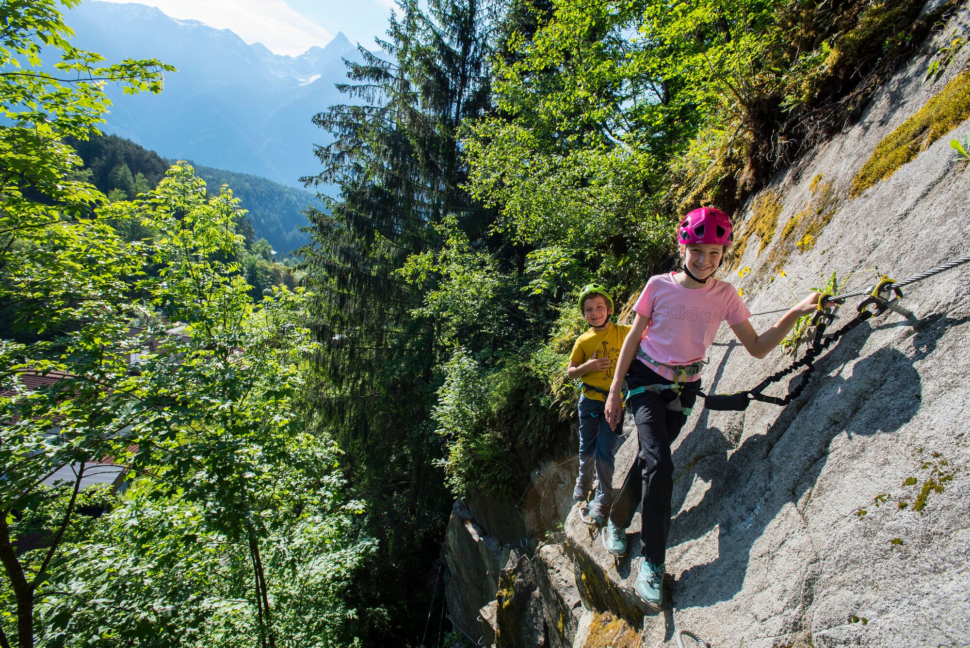 Zwei Kinder gehen gesichert einen einfachen Klettersteig im Ötztal