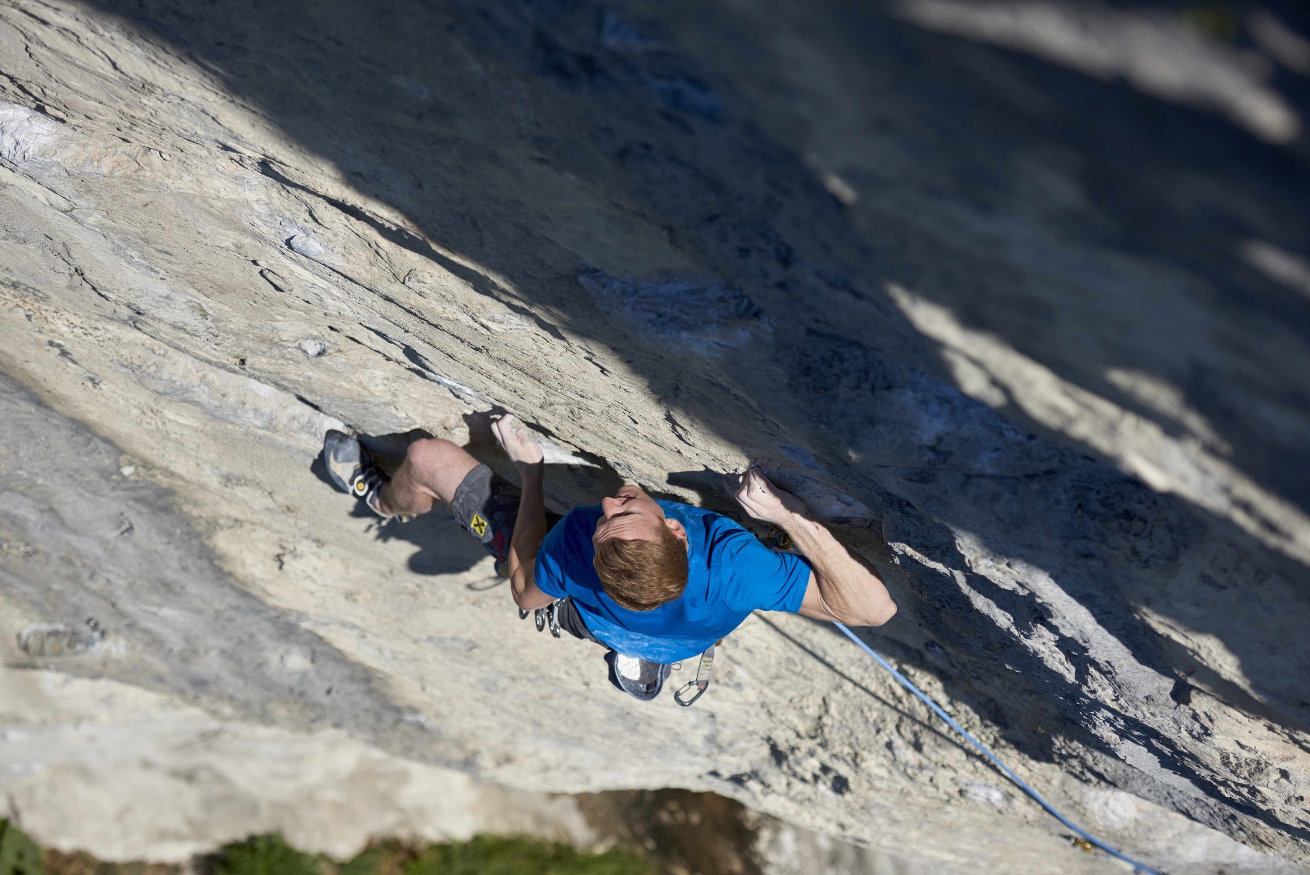 Jakob Schubert im überhängenden Fels der Route Swingtime an der Martinswand