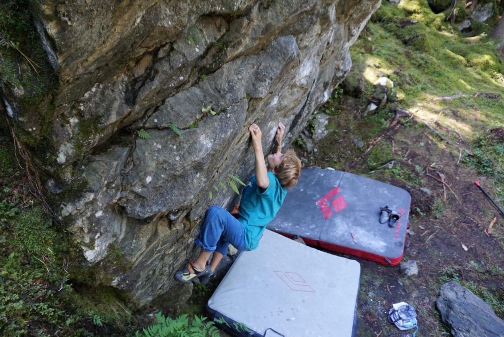 Kinder bouldern an einem Block am Mandlers Boden