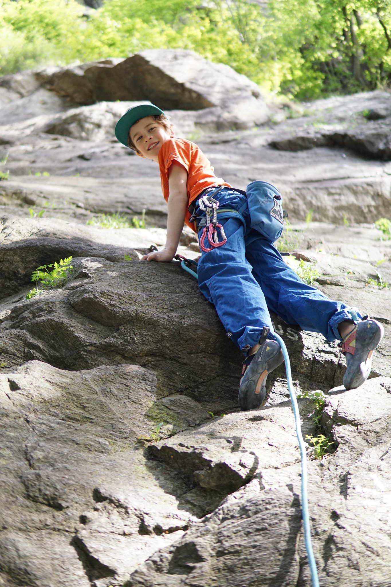 Kind klettert eine Kinderroute im Klettergarten Oetz