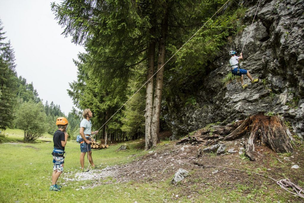 Kind klettert mit Seilsicherung am Halser Grund