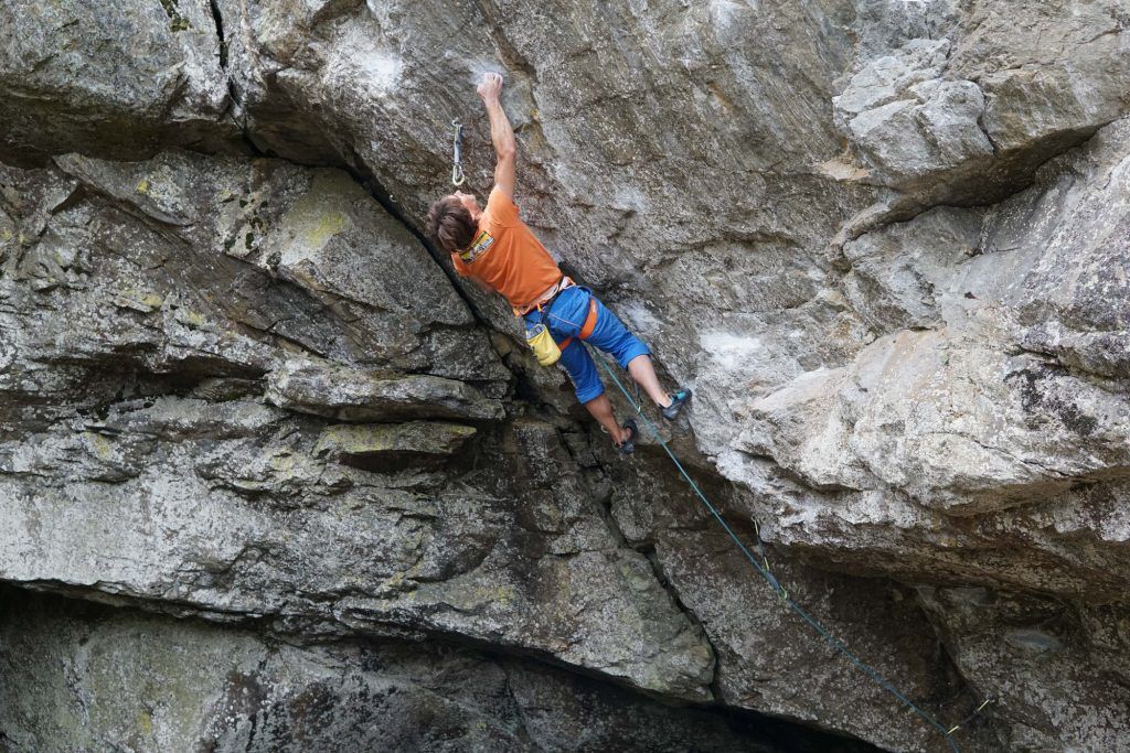 Kletterer an einem Granitblock in Niederthai