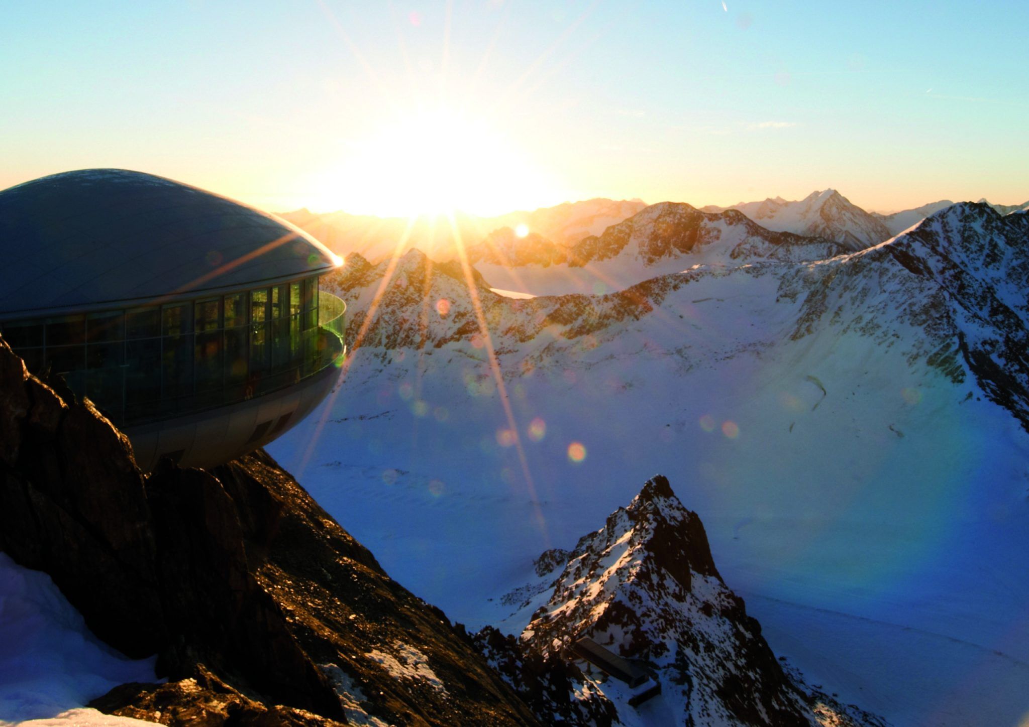 Gletscher- und Gipfelpanorama am Pitztaler Gletscher im Gegenlicht
