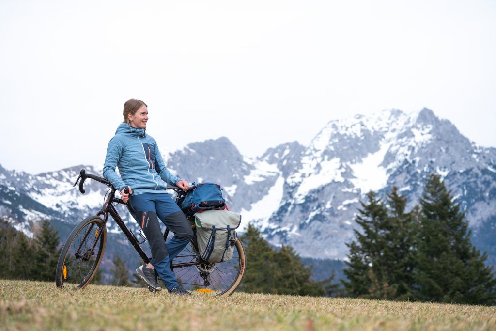 Lena Müller mit dem Fahrrad auf dem Weg zum Klettern