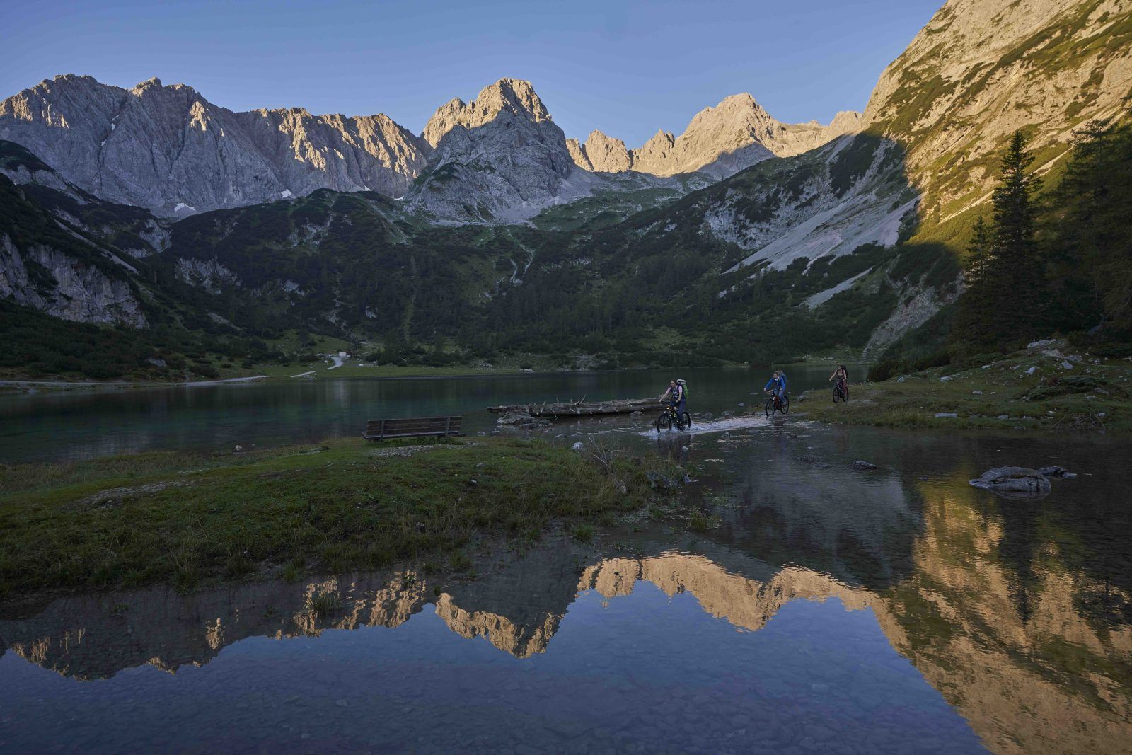 Der Seebensee bei Ehrwald spiegelt im Morgenlicht die Gipfel der Mieminger Kette