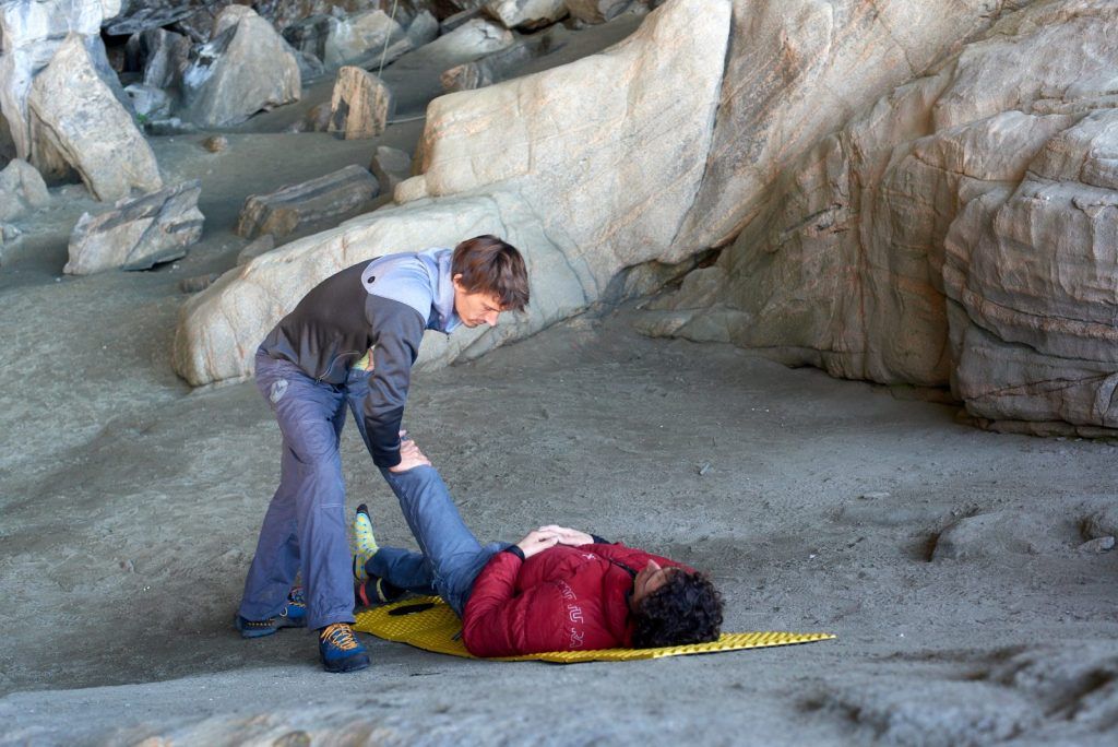 Klaus Isele behandelt Adam Ondra