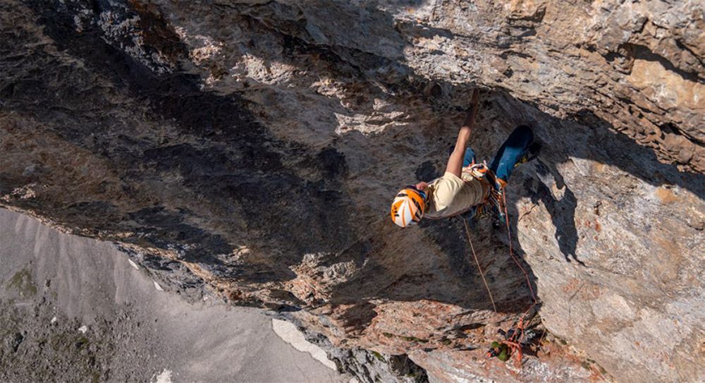 Climbers on a severely overhanging roof on the South Pillar of the Maukspitze