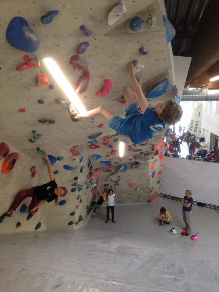 Children at climbing training in the indoor climbing centre