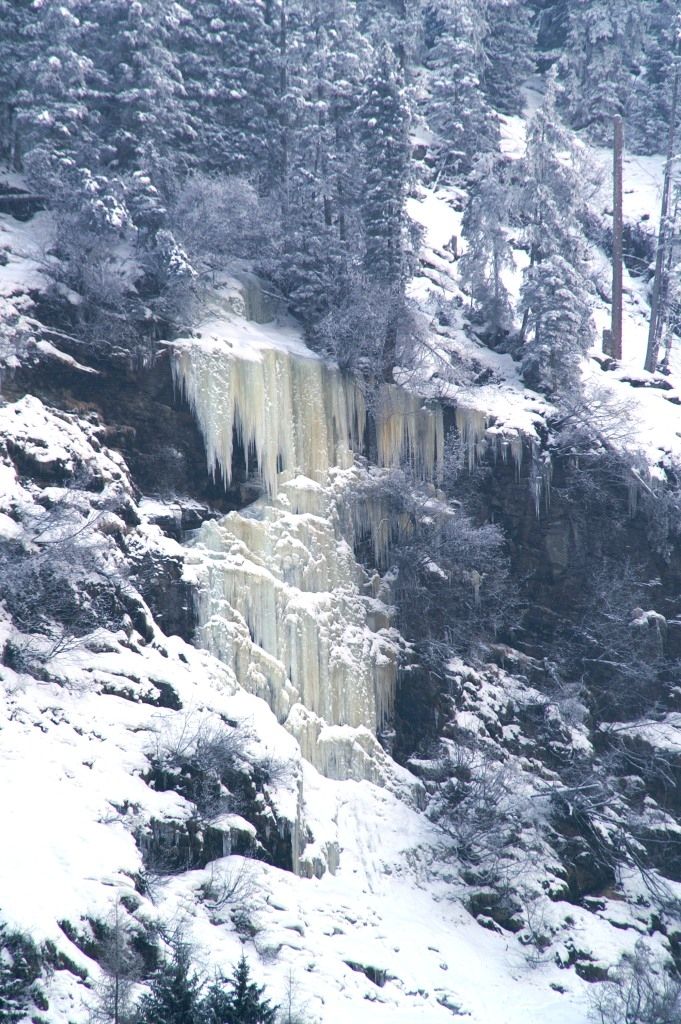 Eiskletterer am steilen Eisfall Atlantis im Ochsengarten
