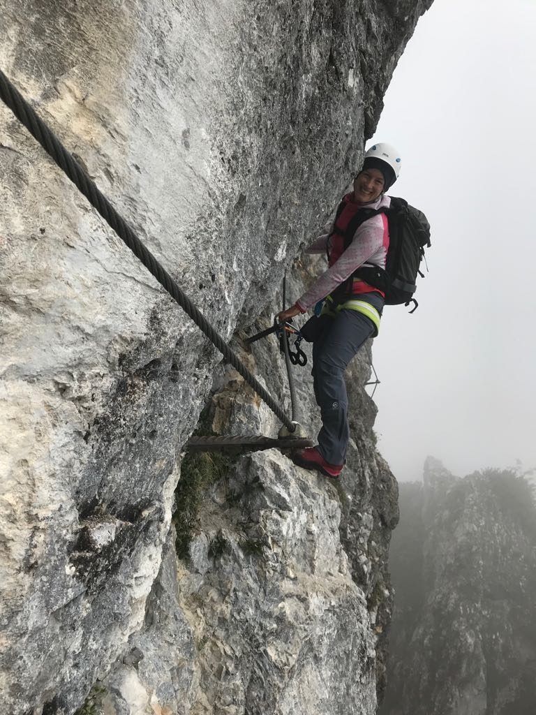 Kletterin am Drahtseil des Klamml-Klettersteigs