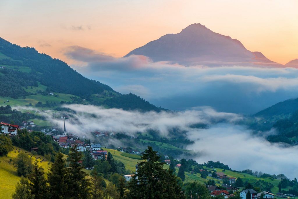 Blick über den Ort Wenns im äußeren Pitztal auf den Tschirgant