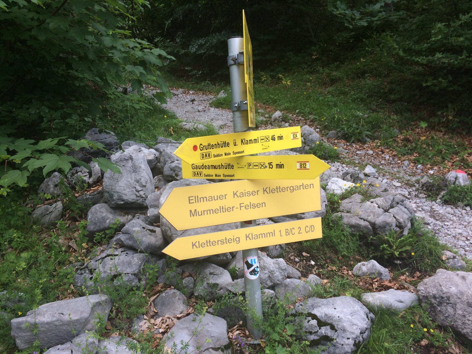 Gelber Wegweiser zum Einstieg des Klamml-Klettersteigs