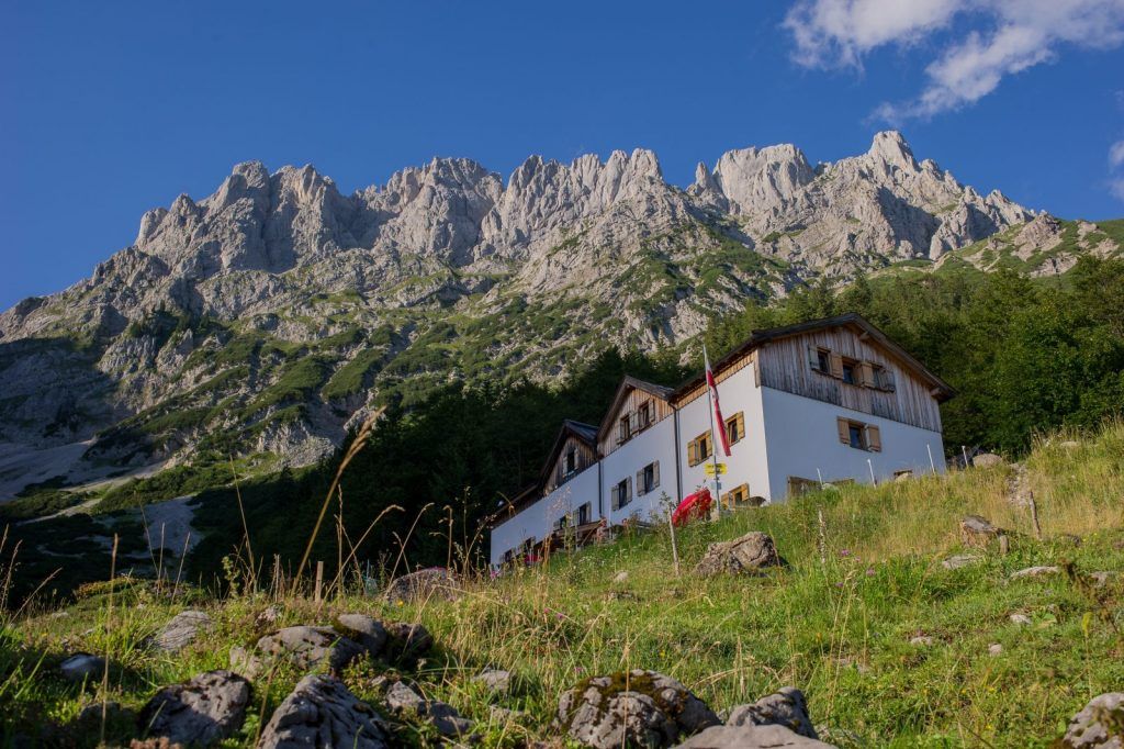 Die Gaudeamushütte am Fuß des Wilden Kaisers