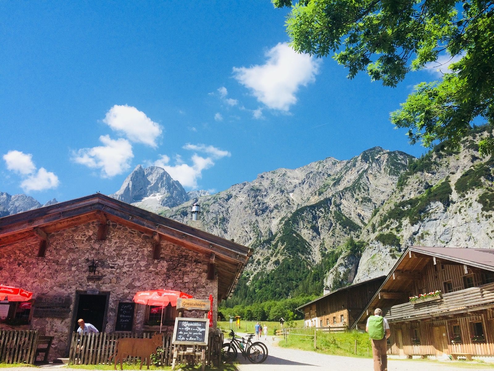 Gramai Alm im Karwendel vor den Wänden der Karwendeltäler