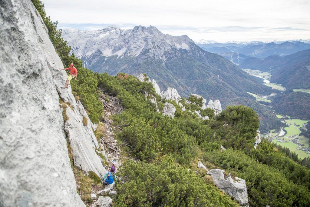 Kletterer in einer Route an der Steinplatte