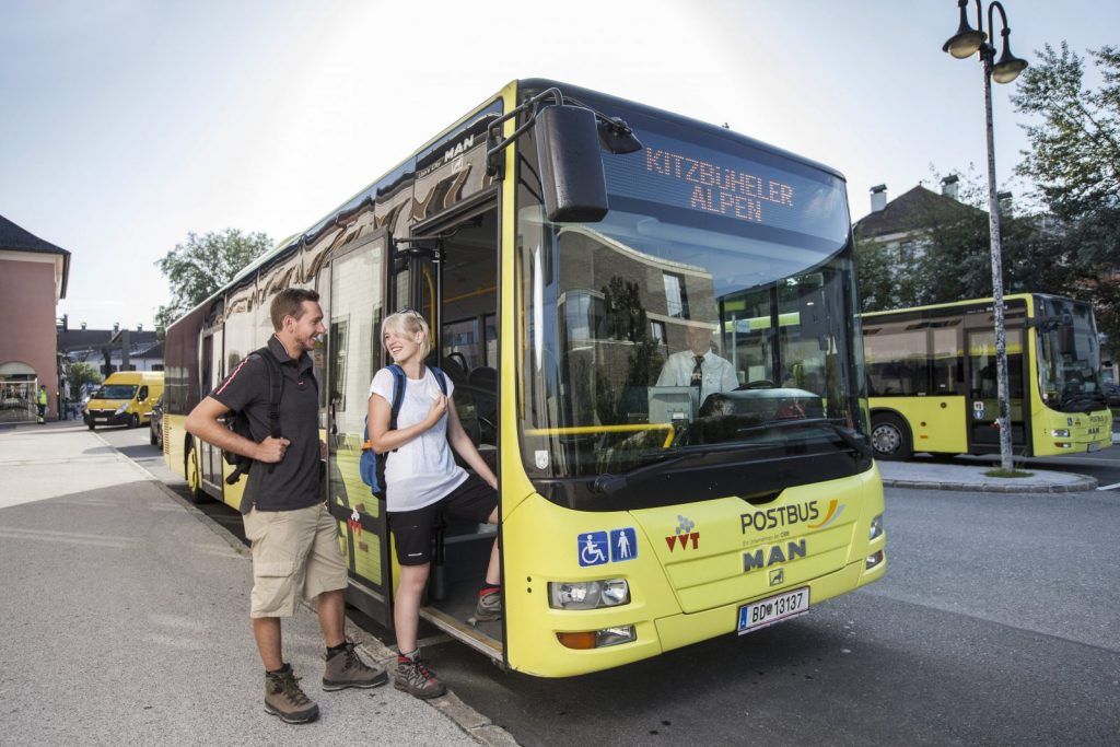 Regionalbus an einer Haltestelle in den Kitzbüheler Alpen
