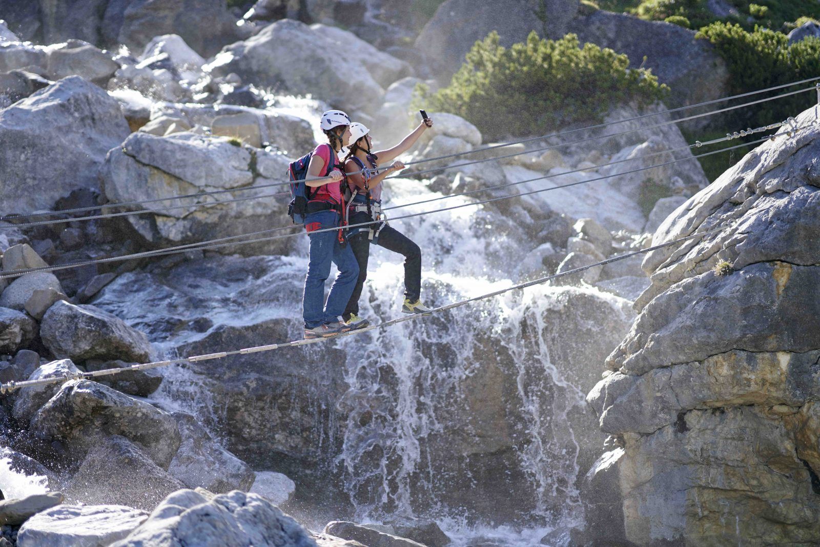 Zwei Kletterinnen machen ein Selfie am Wasserfallklettersteig