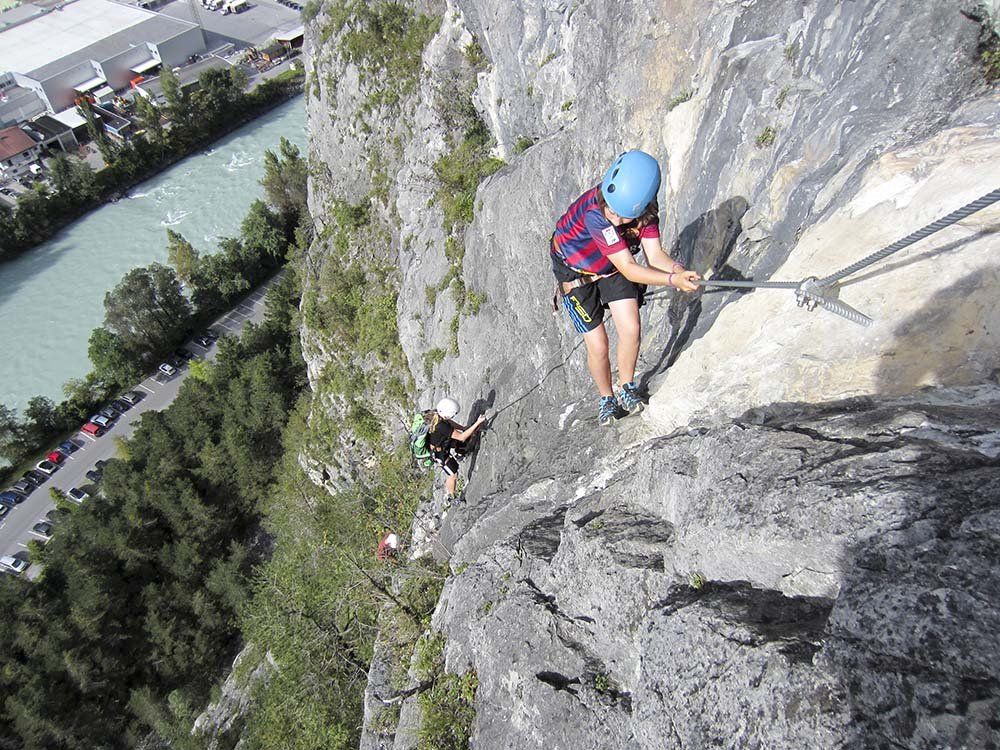 Kletterin am Klettersteig Galugg, unten Inn und Talboden von Zams