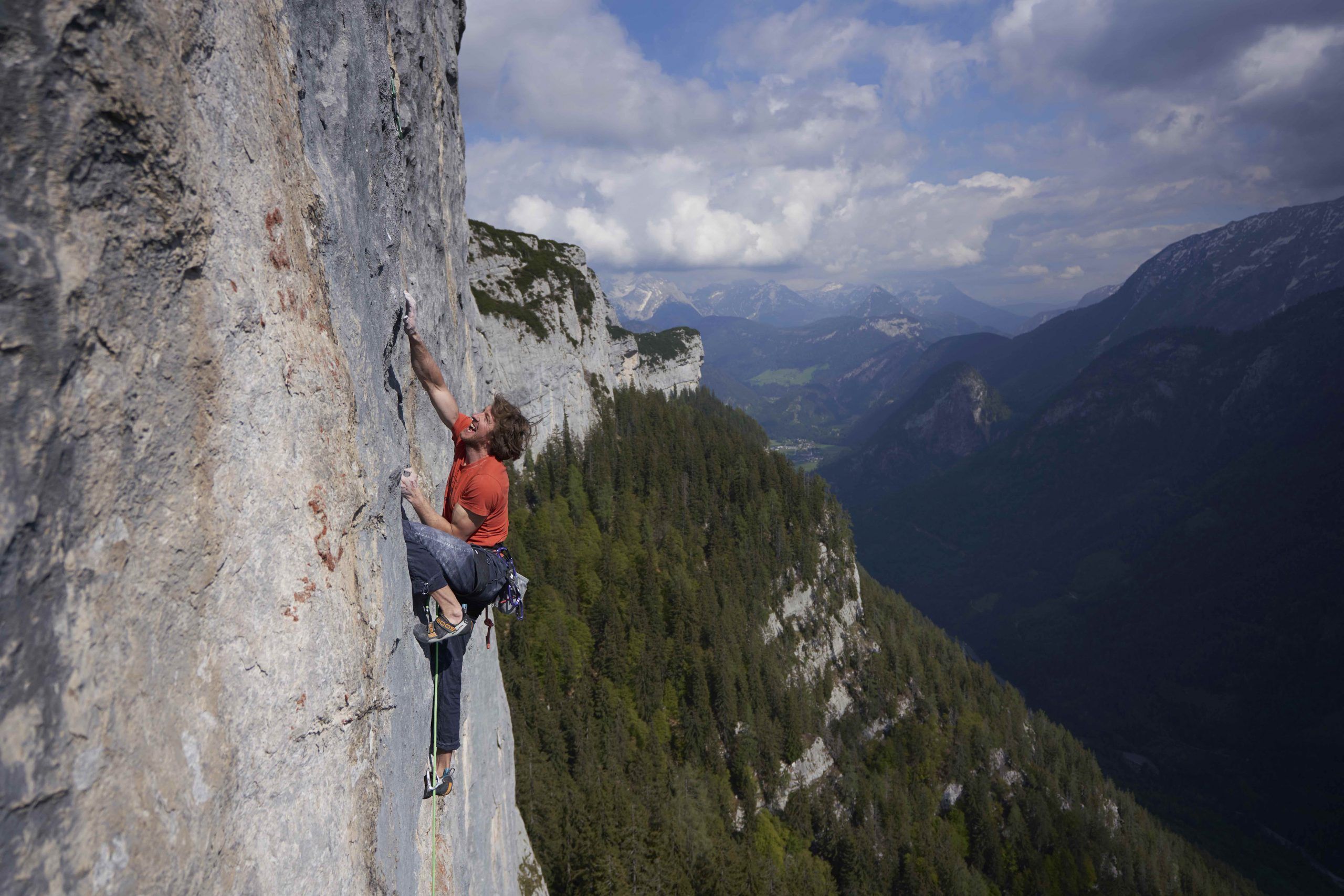 Markus Bendler klettert die Route A Hoibe an der Sommerin auf der Loferer Alm