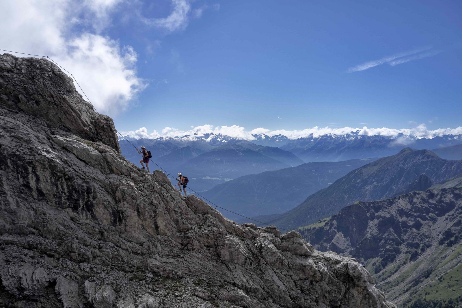 Rastplatz mitten im Imster Klettersteig mit Blick auf den Alpenhauptkamm