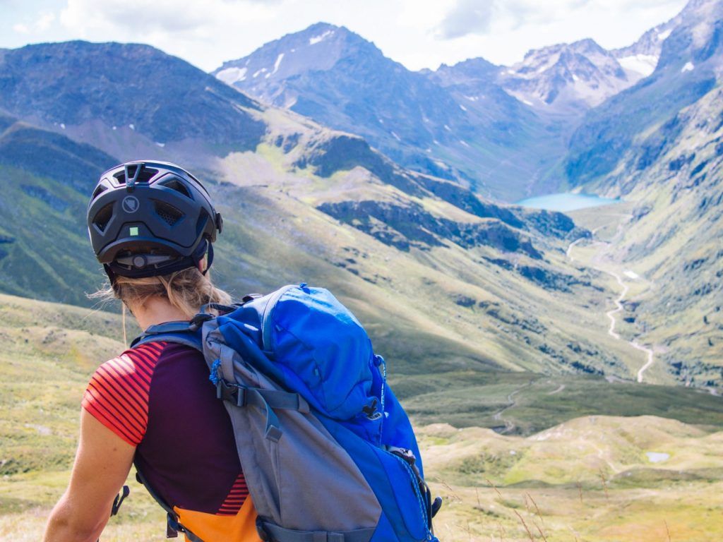 Mountainbiker auf dem Weg durchs Moostal zur Darmstädter Hütte