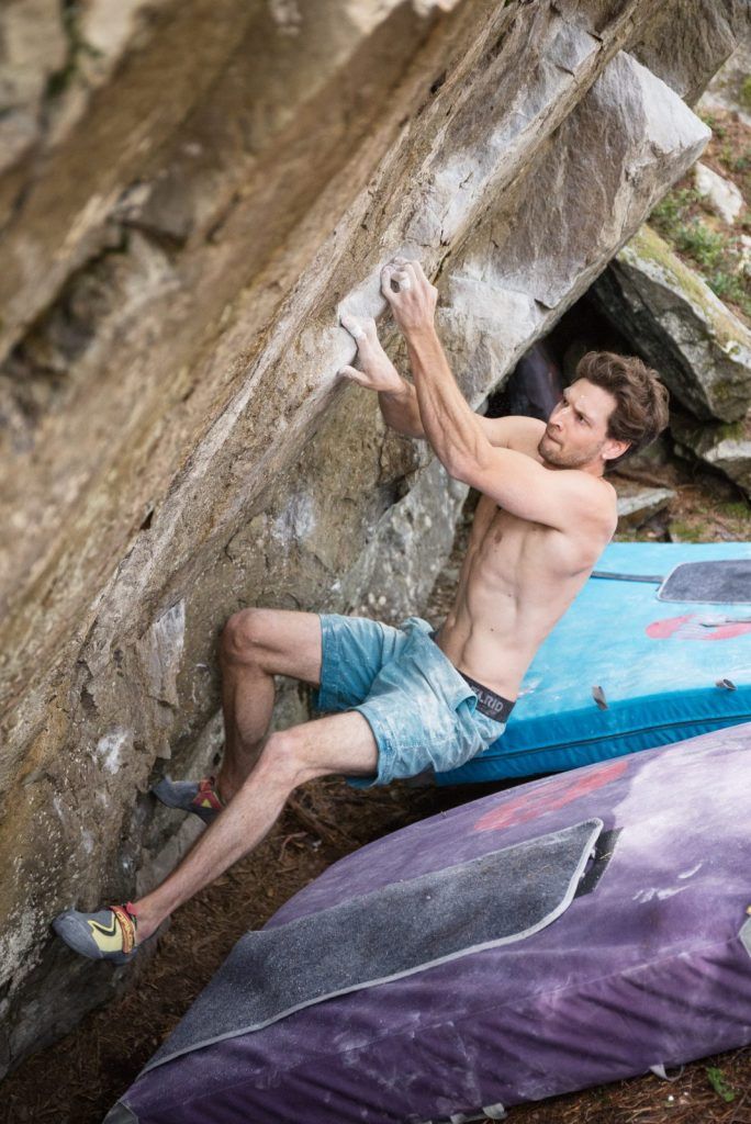 Kletterer Patrick von Brül beim Bouldern im Lands of Giants im Ötztal