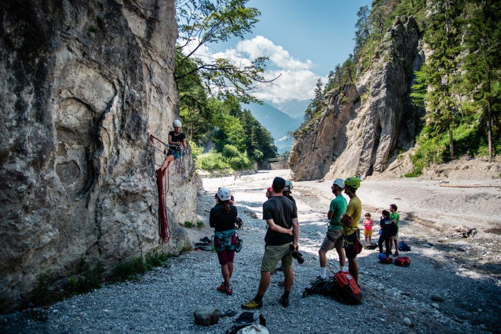 Kletternde an einem Fels in Tirol