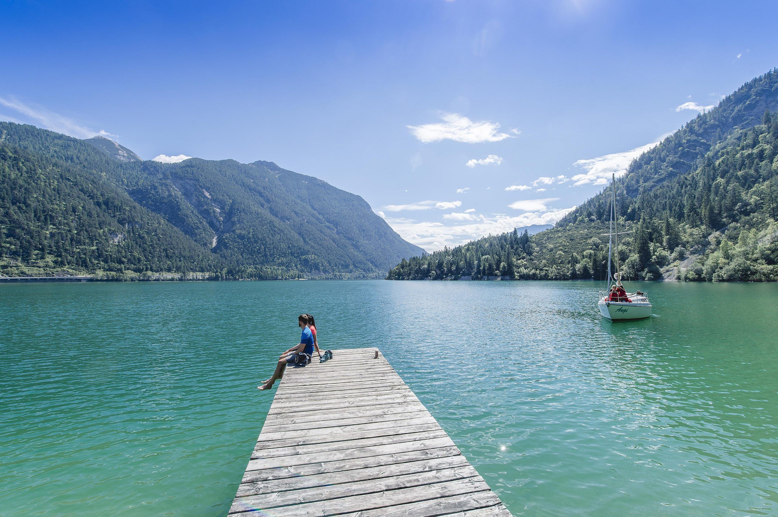 Blick über den türkisfarbenen Achensee mit den umliegenden Bergen