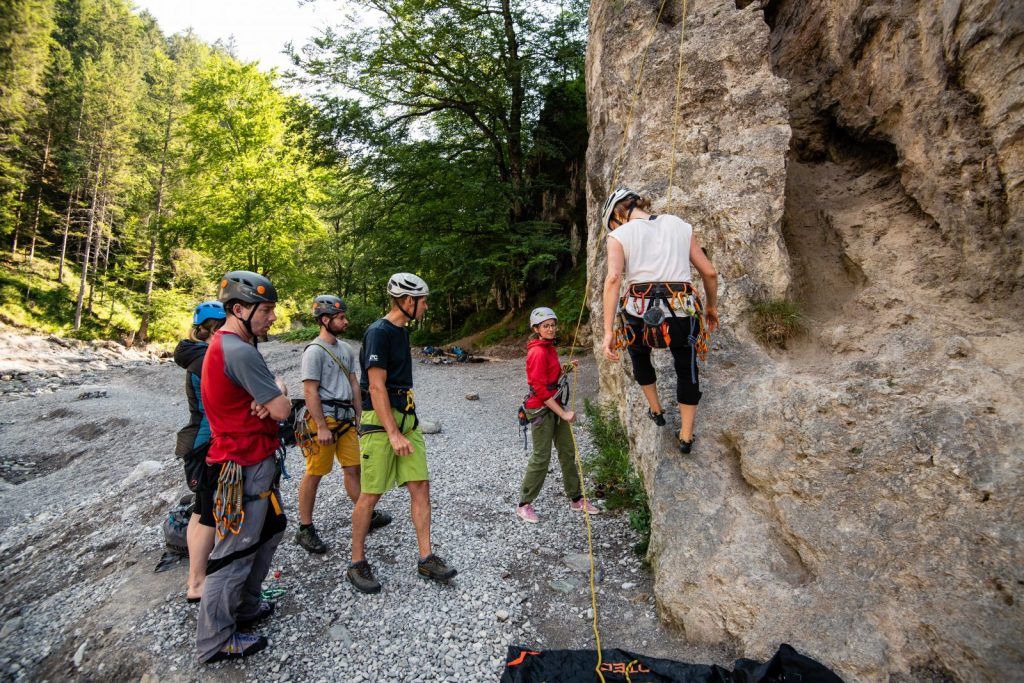 Klettern in einem Klettergarten in Tirol