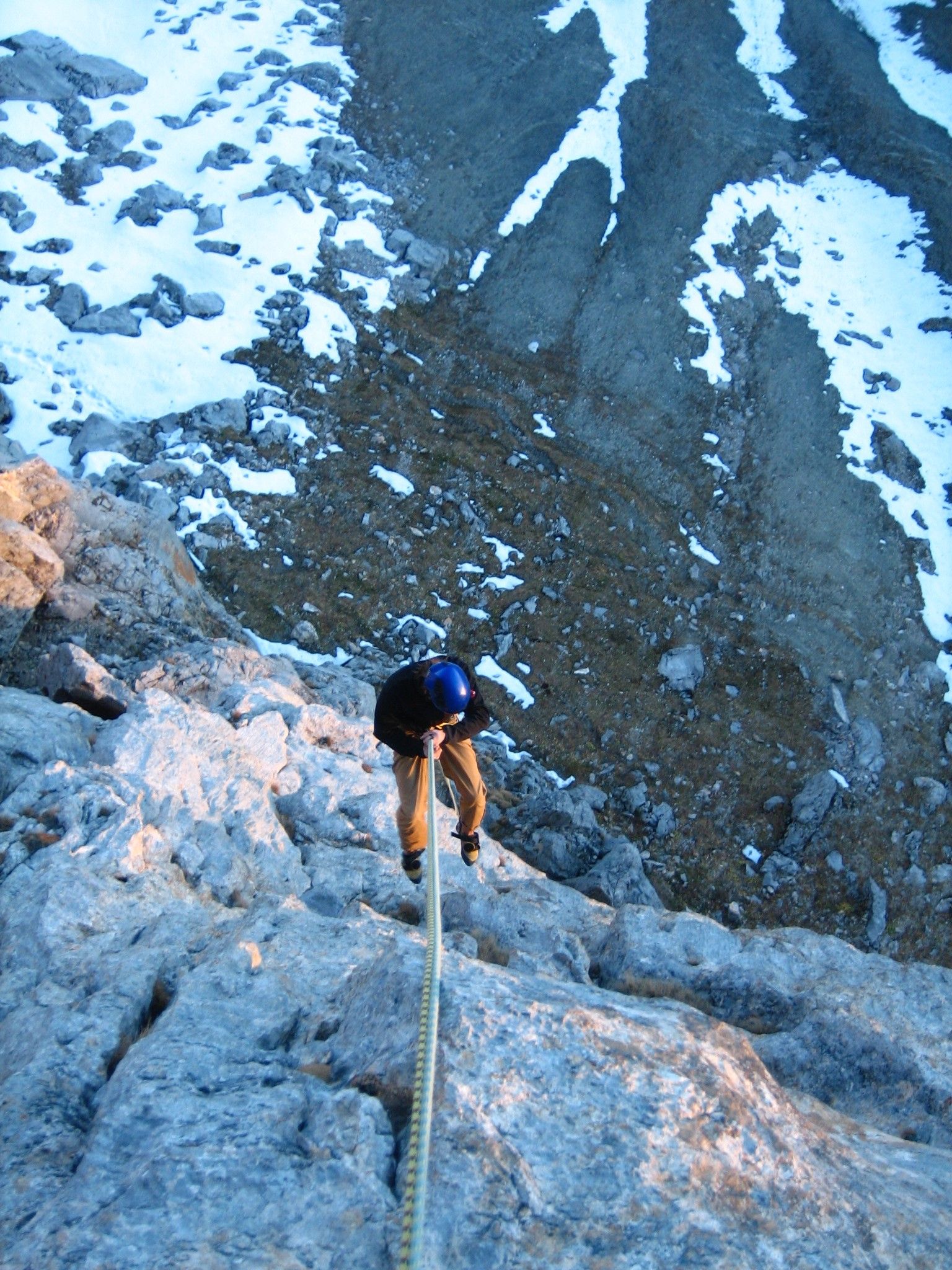 Kletterer beim Abseilen im Wetterstein über einem Wolkenmeer