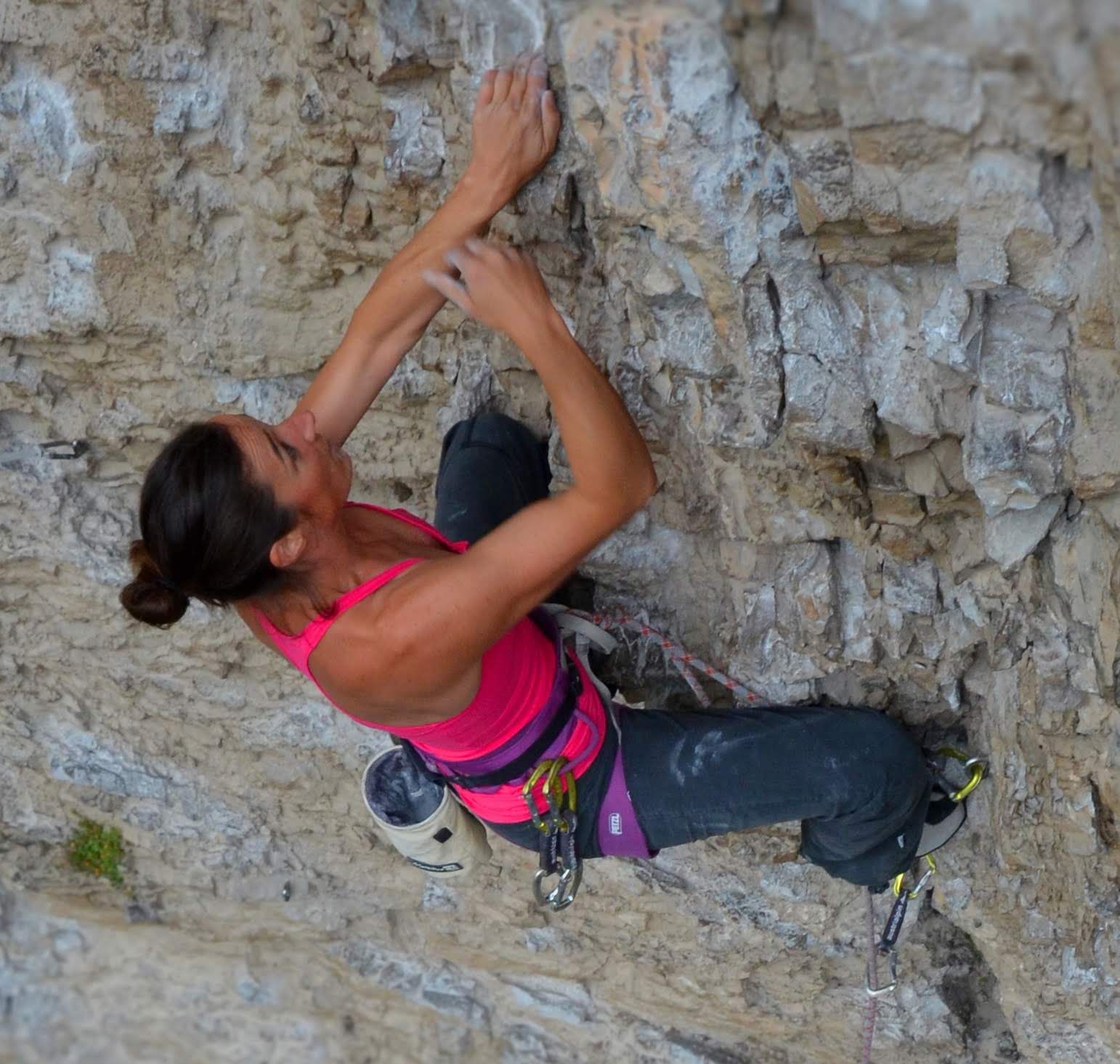 Katrin Mark-Winkler klettert in einer Route im Tiroler Oberland