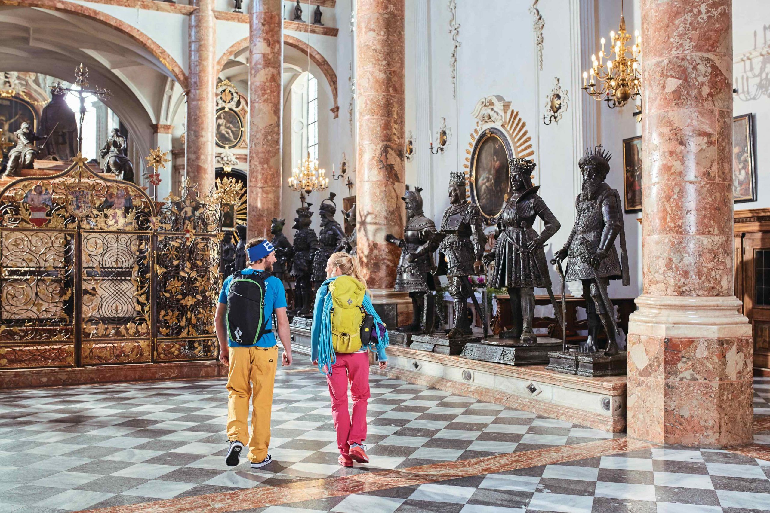 Überlebensgroße Bronzefiguren um das Grabmal Kaiser Maximilians I. in der Innsbrucker Hofkirche