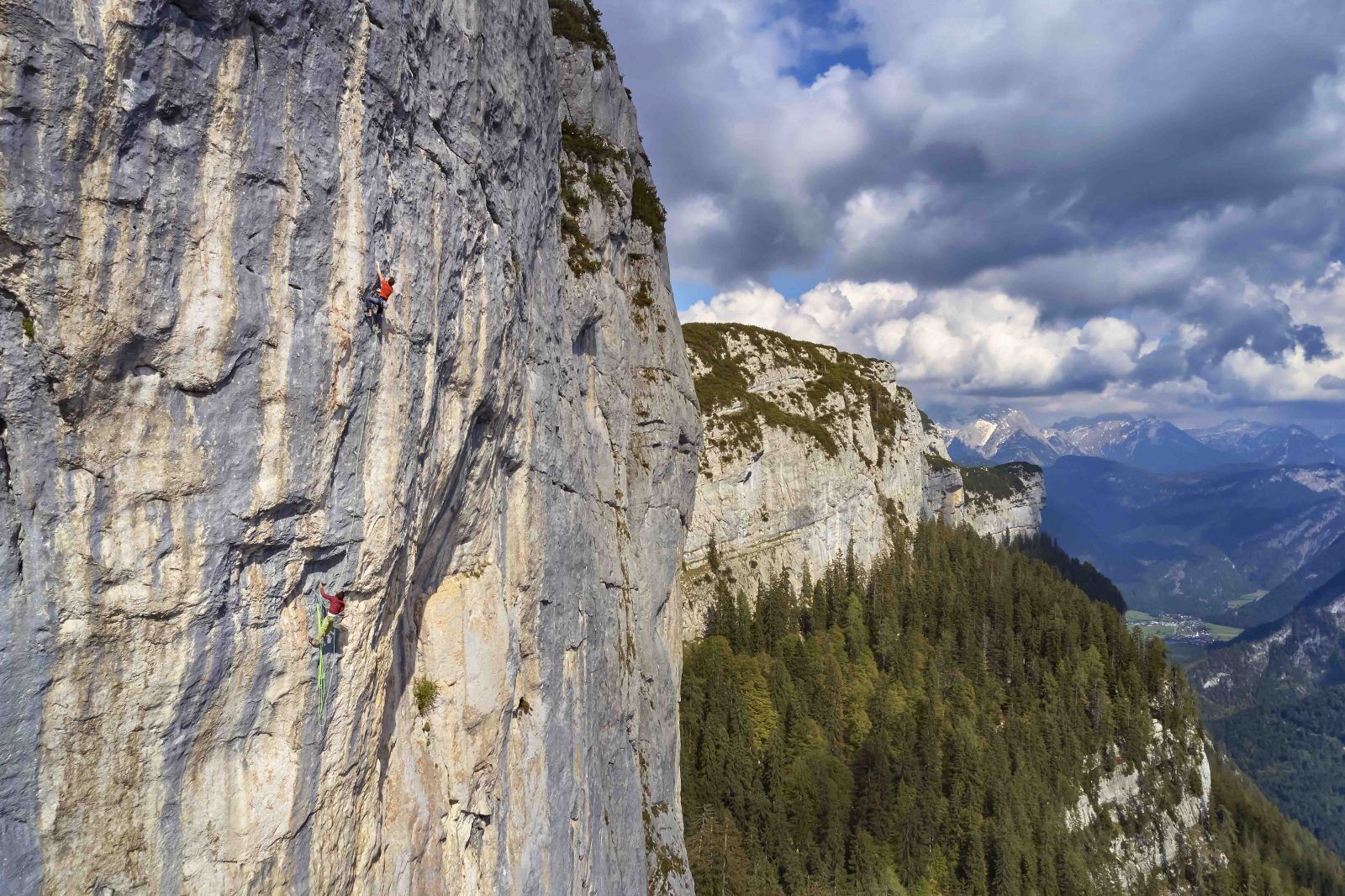 Markus Bendler im Überhang der Route A Hoibe an der Sommerin