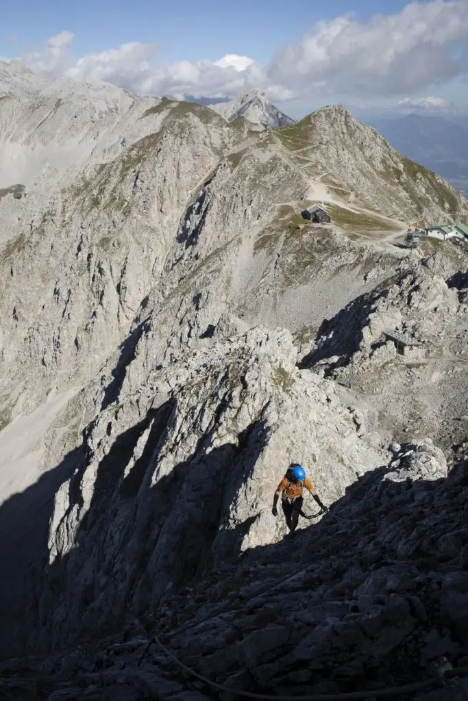 Klettersteiggeher über der Stadt Innsbruck