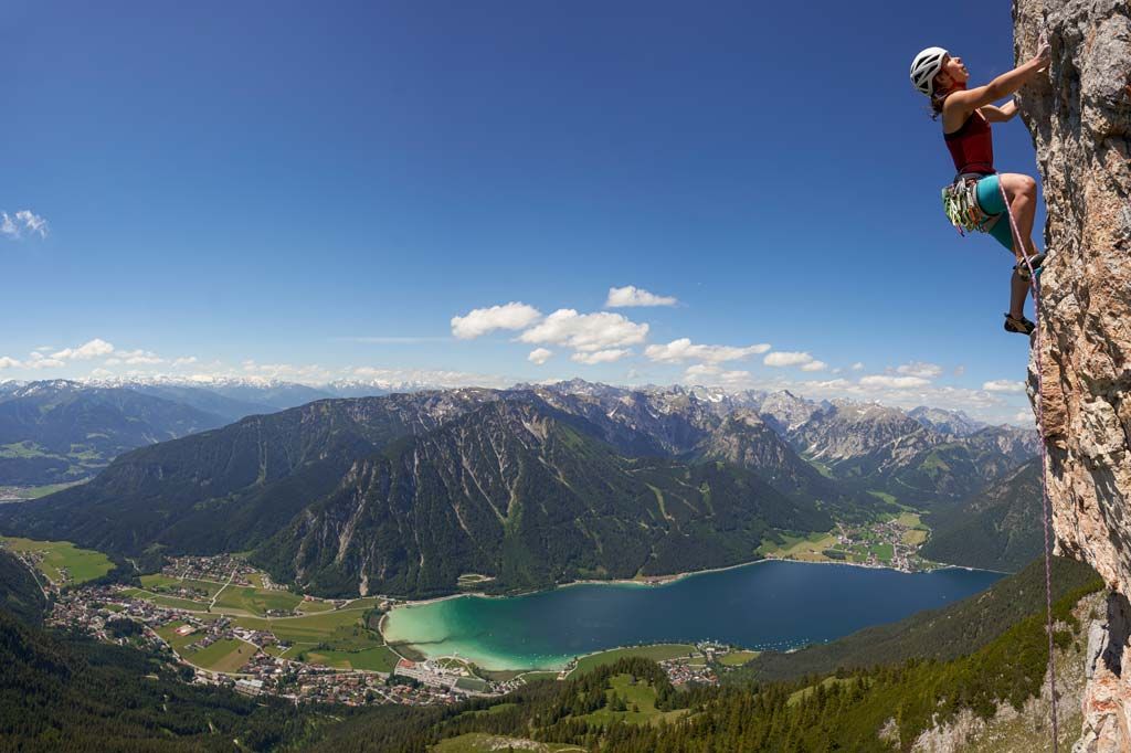 Klettern mit Blick auf den Achensee