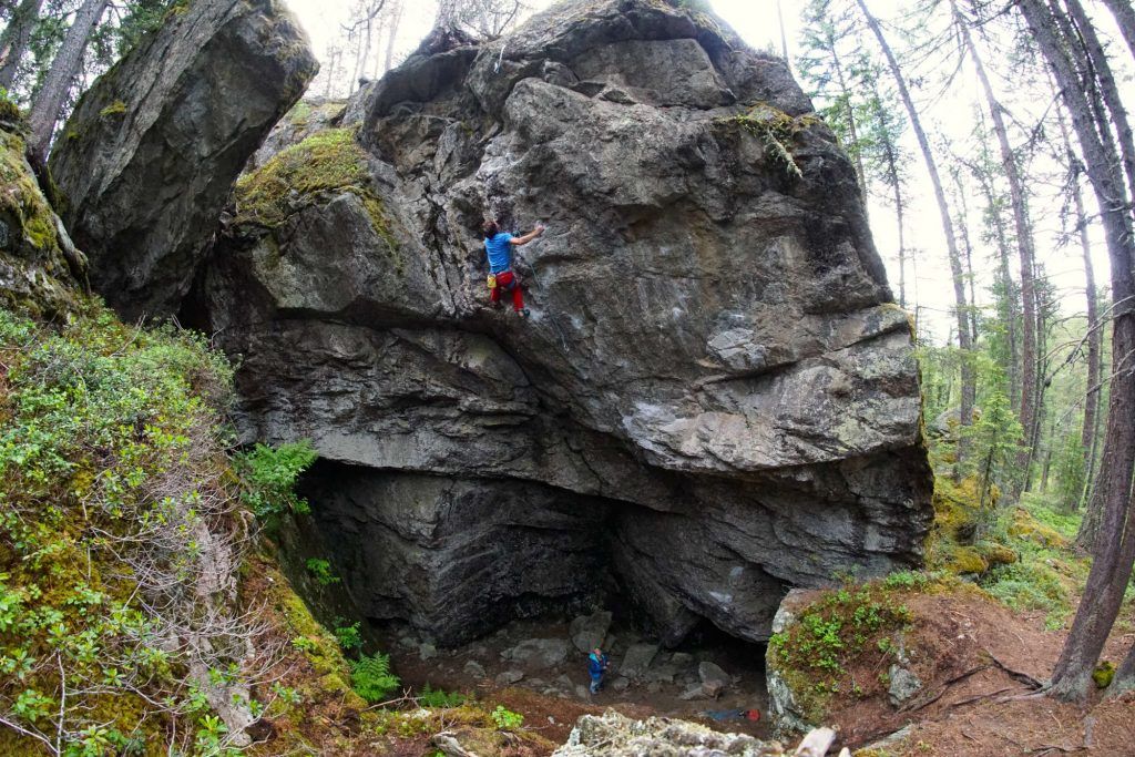 Kletterer im Überhang eines Granitblocks in Niederthai