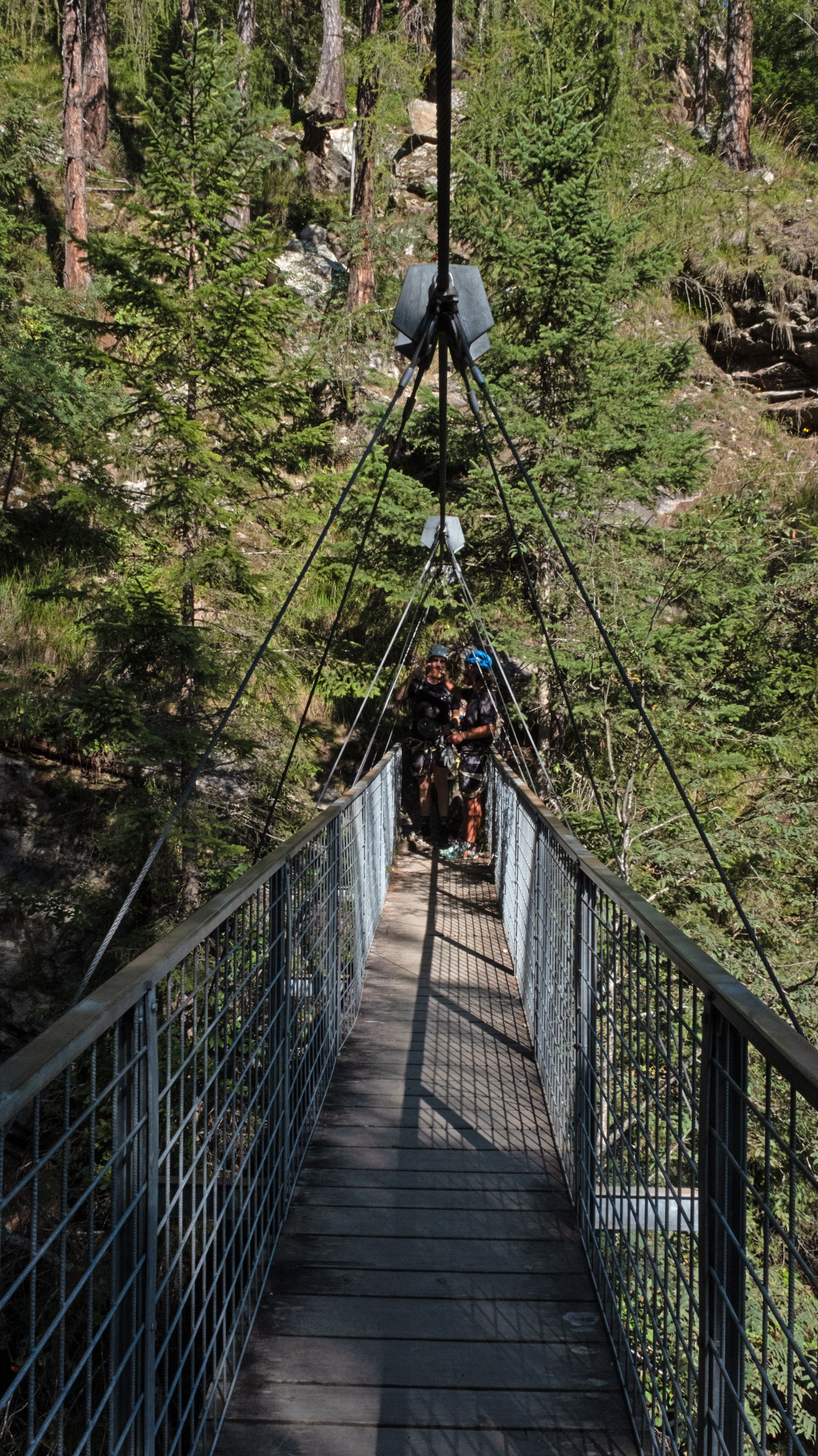 Klettersteiggeher auf der Hängebrücke am Zustieg zum Lehner Wasserfall