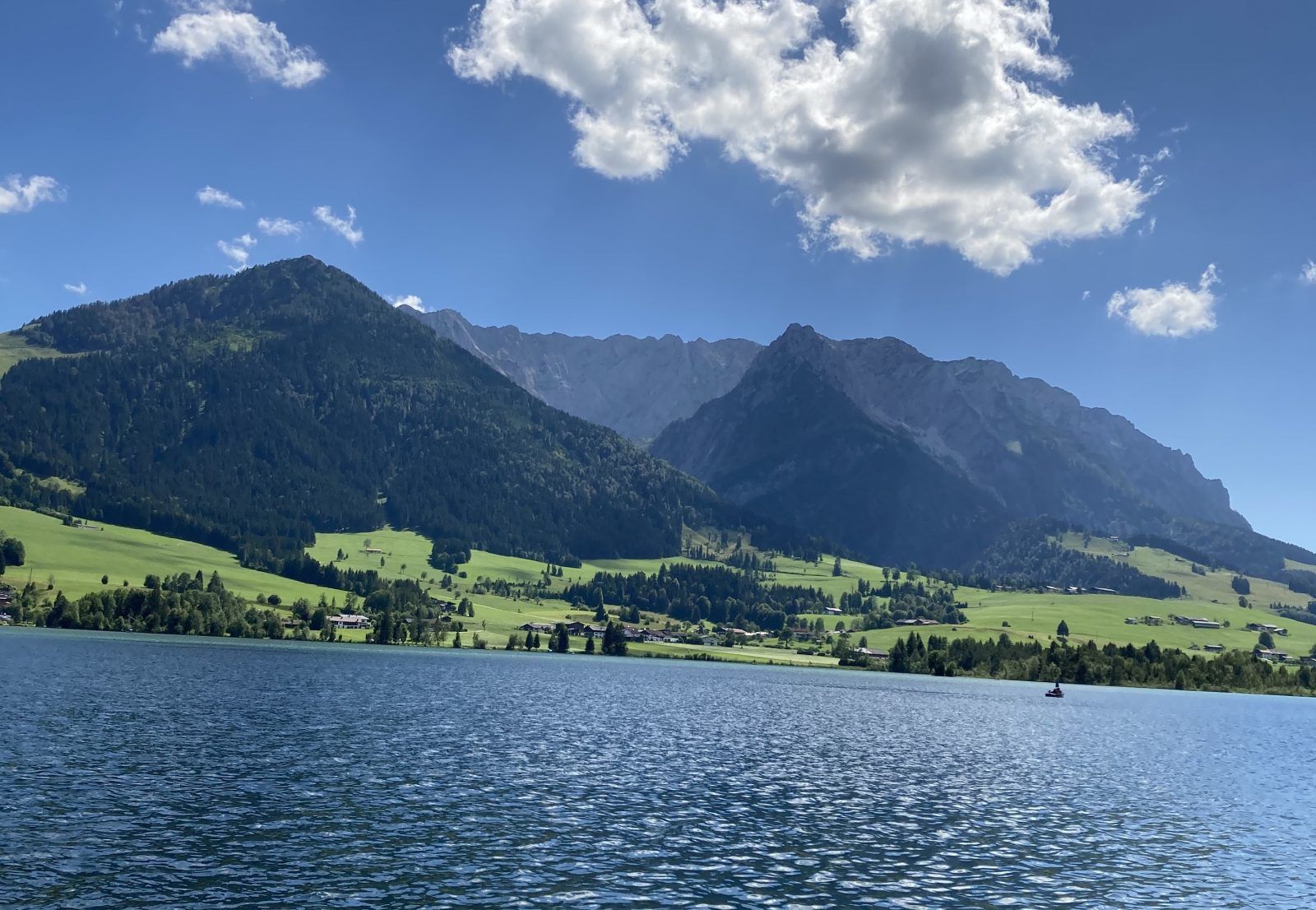 Blick über den Walchsee auf die Felswände des Zahmen Kaiser