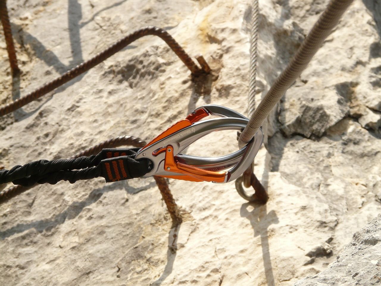 Klettersteigset an einem Klettergurt
