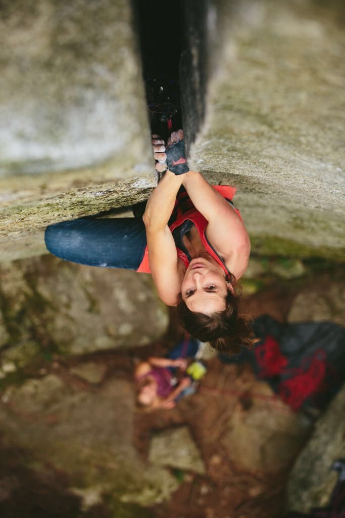 Barbara Zangerl beim Klettern, von oben fotografiert