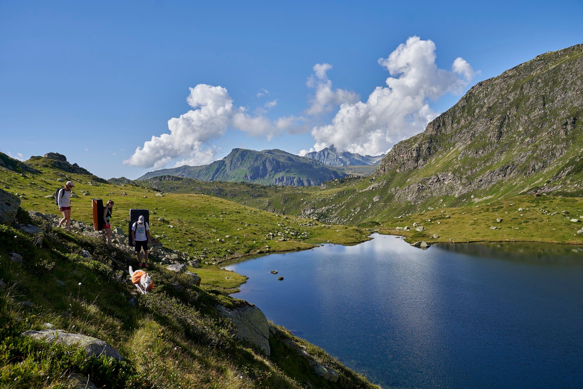 Boulderer an einem Felsblock im Silvapark Galtür mit Blick auf die Silvretta