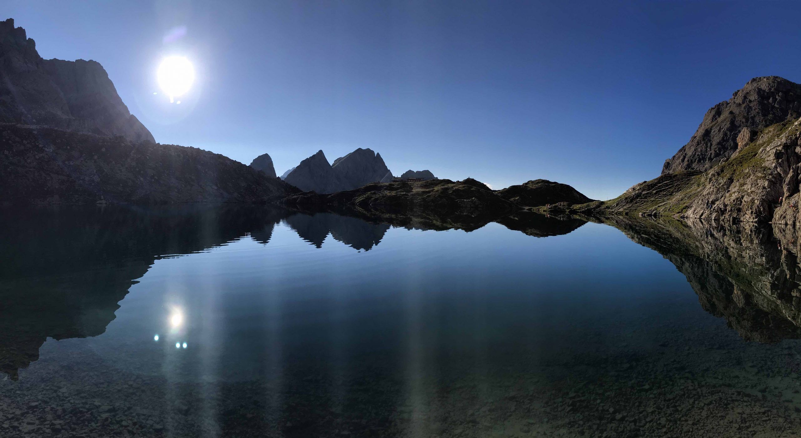 Die Karlsbaderhütte in den Lienzer Dolomiten direkt an einem Bergsee