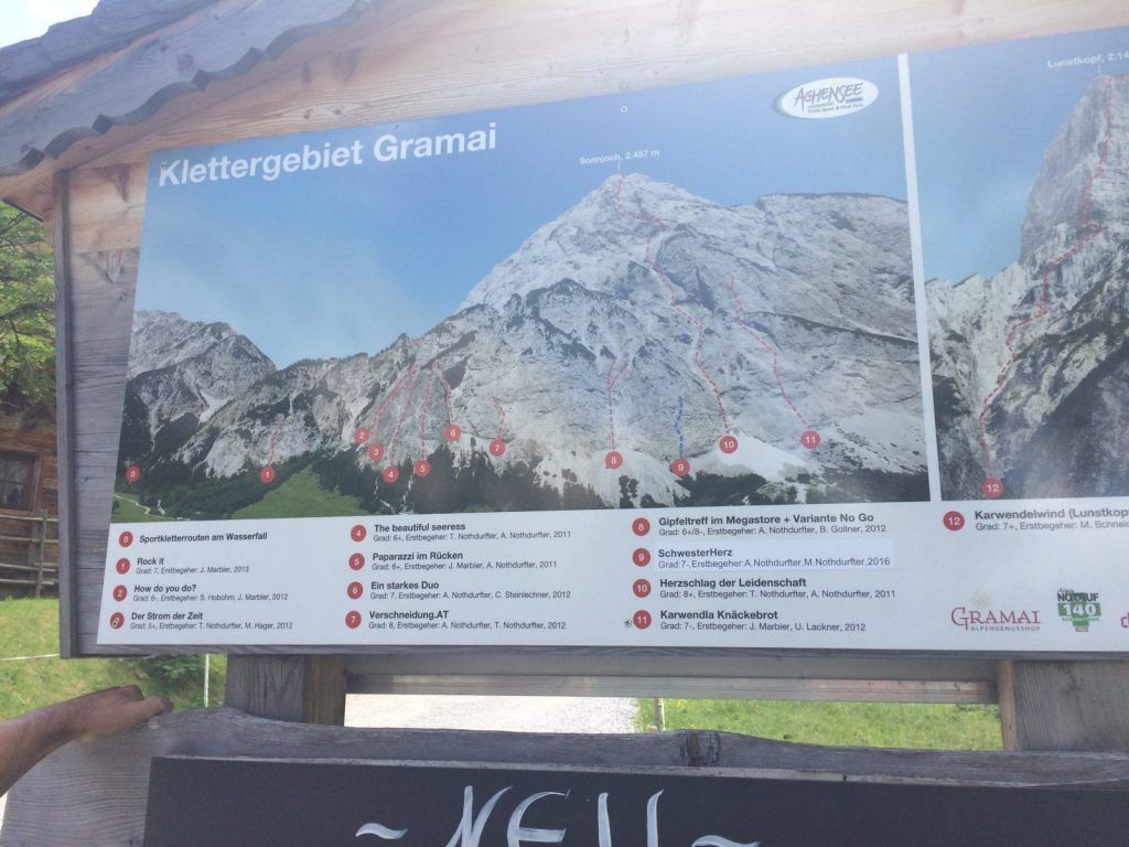 Informationstafel mit Routenübersicht am Klettergebiet Gramai