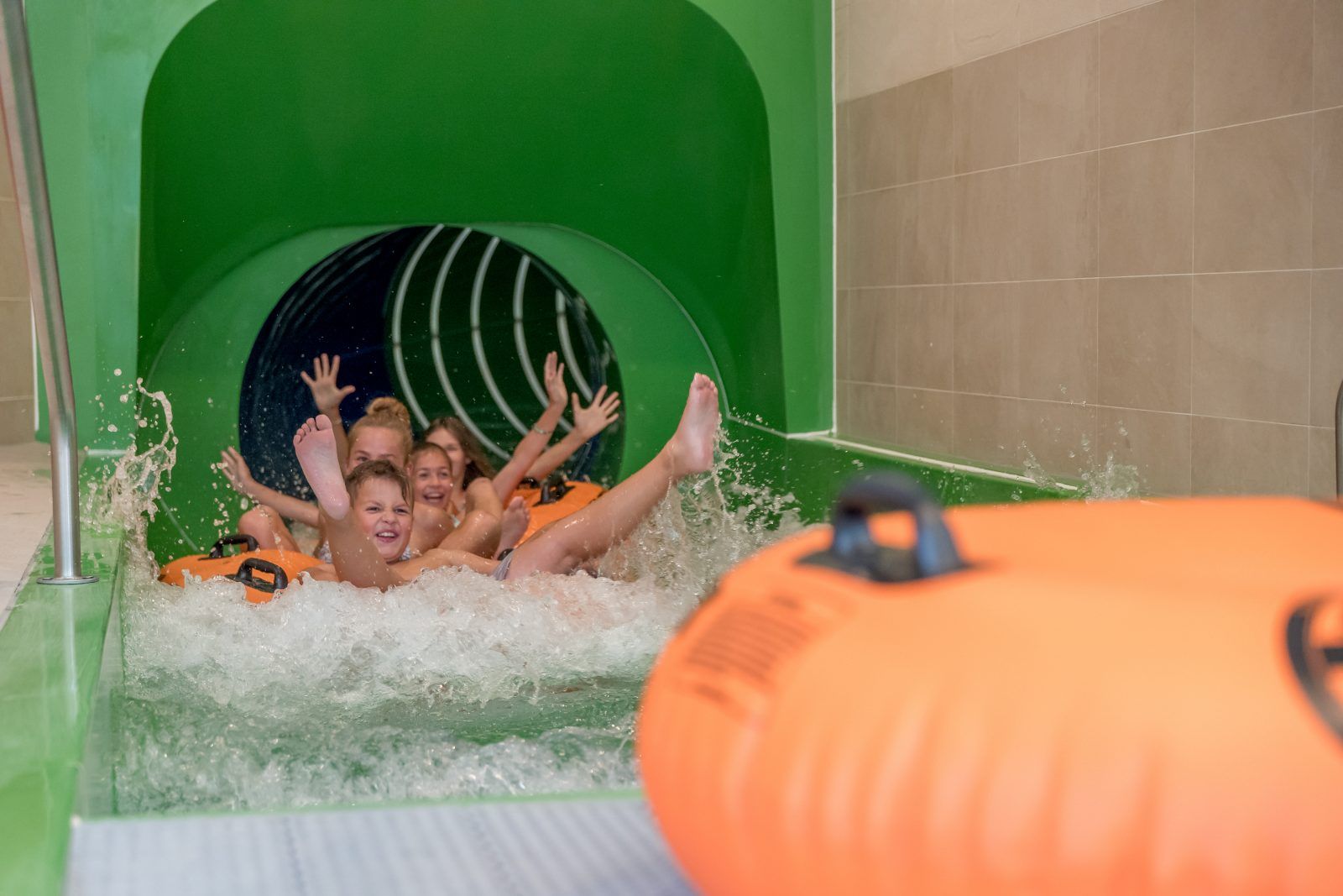 Kinder auf der Rutsche im Aqua Dome